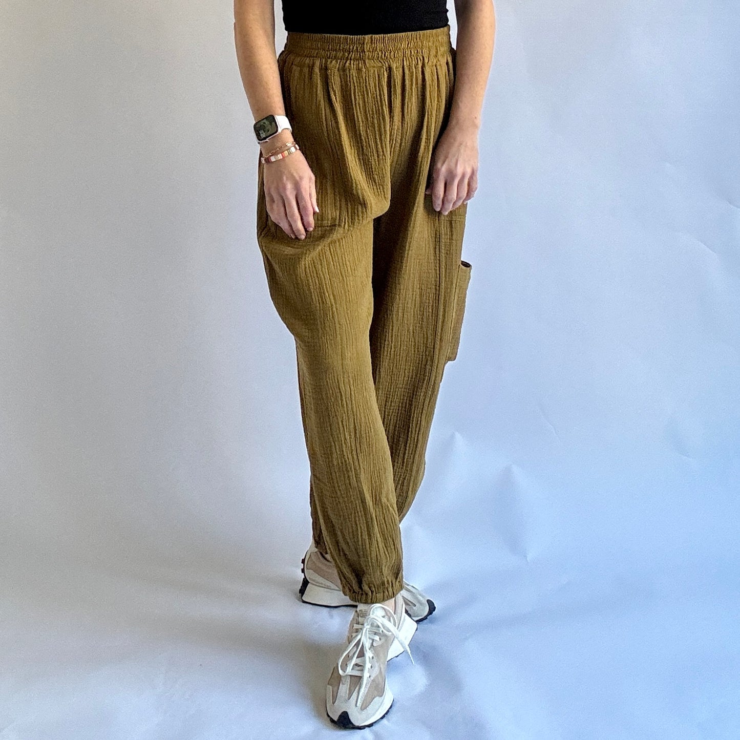 Women's caramel tobacco textured gauze elasti waist cargo pant with elastic hem