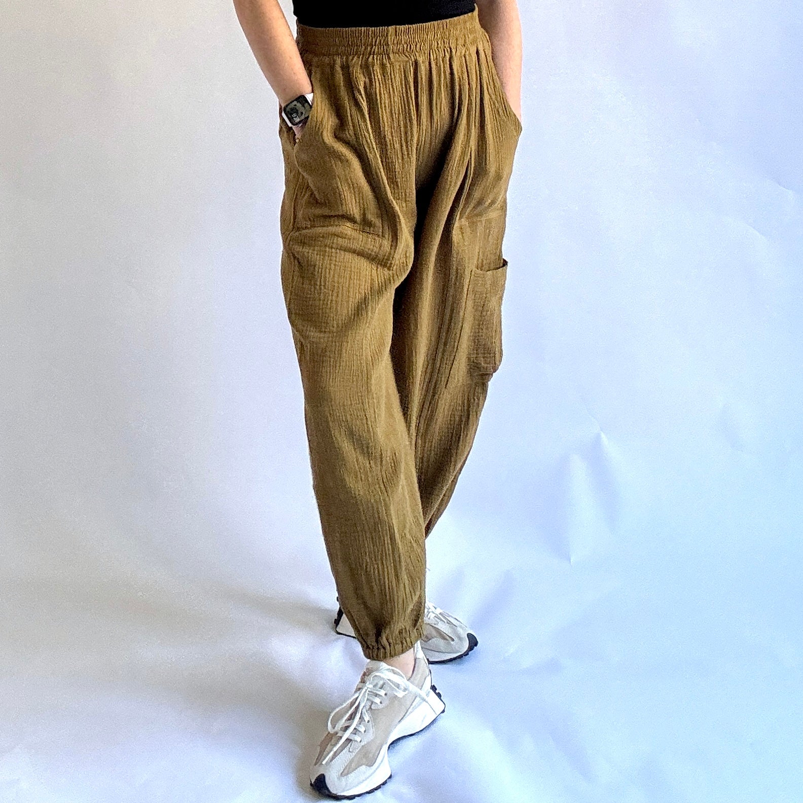 Women's caramel tobacco textured gauze elasti waist cargo pant with elastic hem