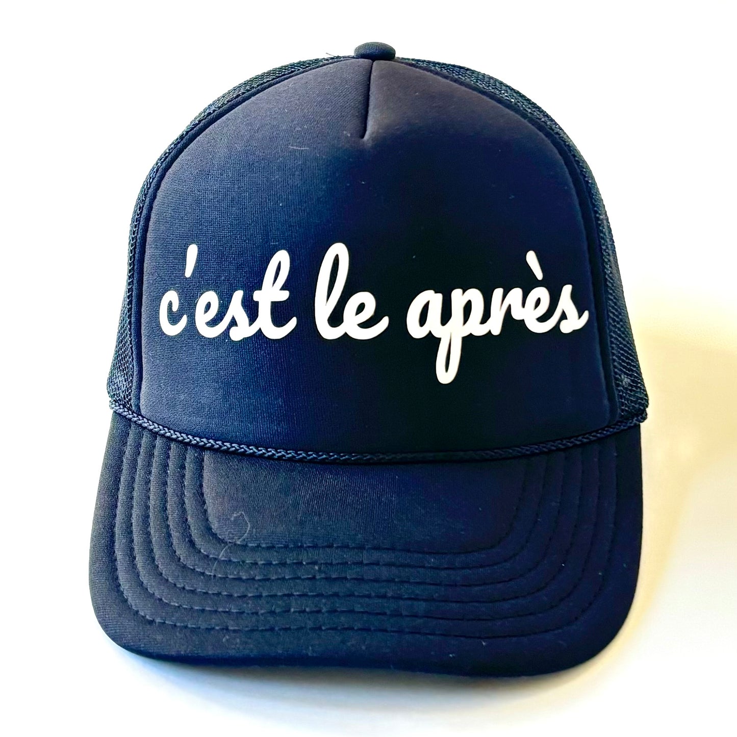 Black c'est le après mid profile trucker hat