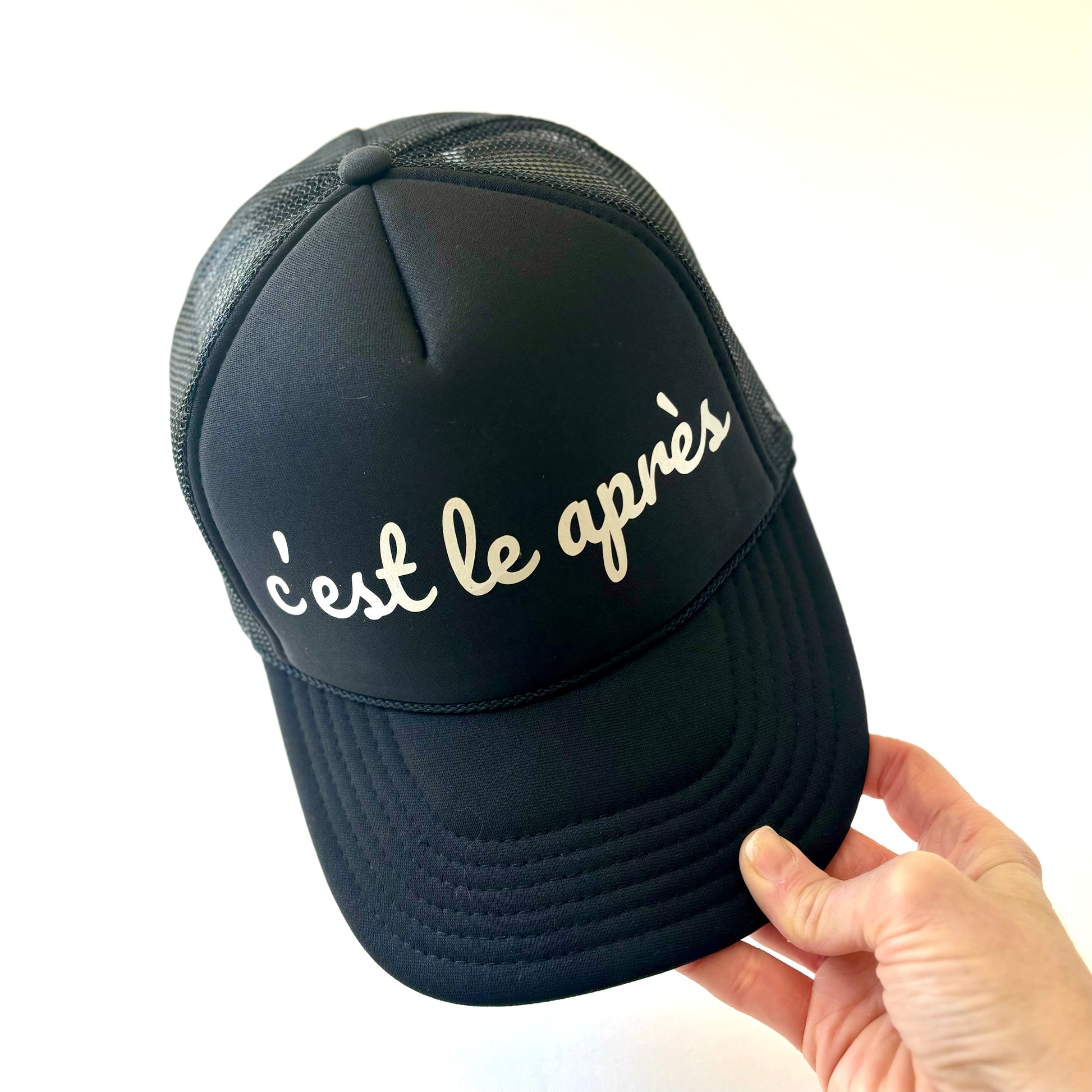 Black c'est le après mid profile trucker hat